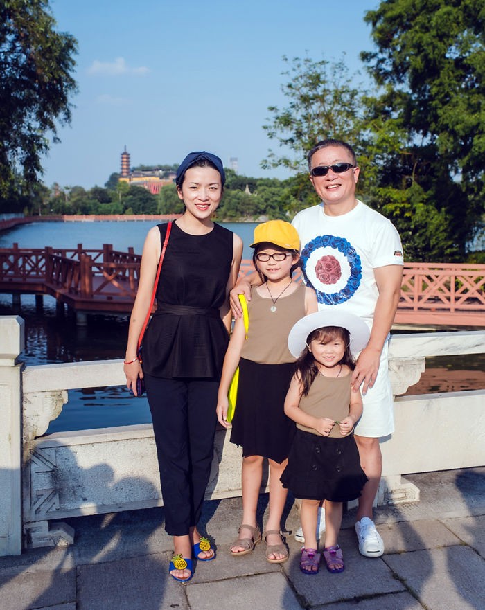 Hua Yunqing avec sa fille et ses petites-filles au bord du lac Zhenjiang.