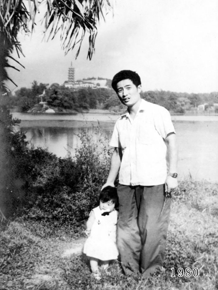 Hua Yunqing avec sa fille : une photo de famille rare et émouvante.