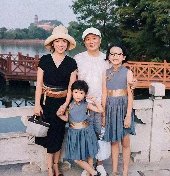 Hua Yunqing avec sa fille et ses petites-filles.