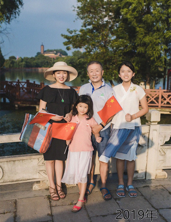 Hua Yunqing et sa fille en photo, avec ses petites-filles.