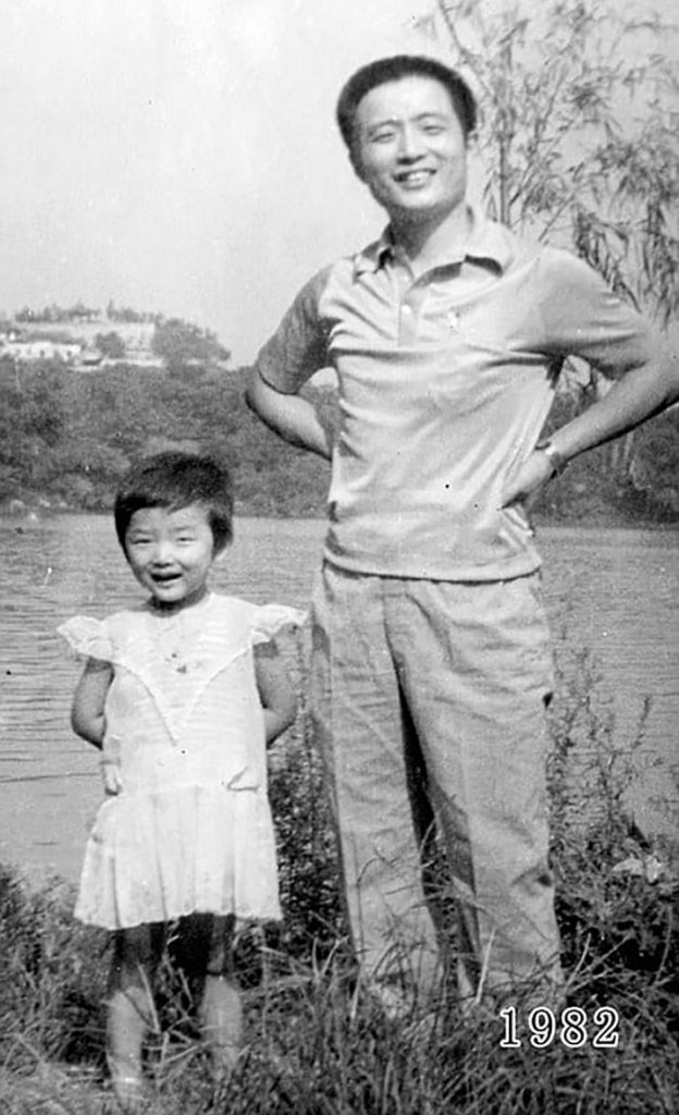 Une photo de famille rare et émouvante : un père avec sa fille en Chine.