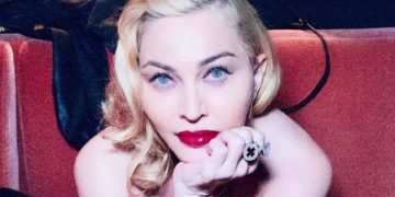 Madonna choque les internautes qui l'accusent d'avoir abusé de la chirurgie esthétique.