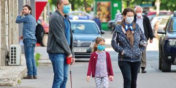 Les passants obligés de porter un masque contre le coronavirus dans les rues de Paris.