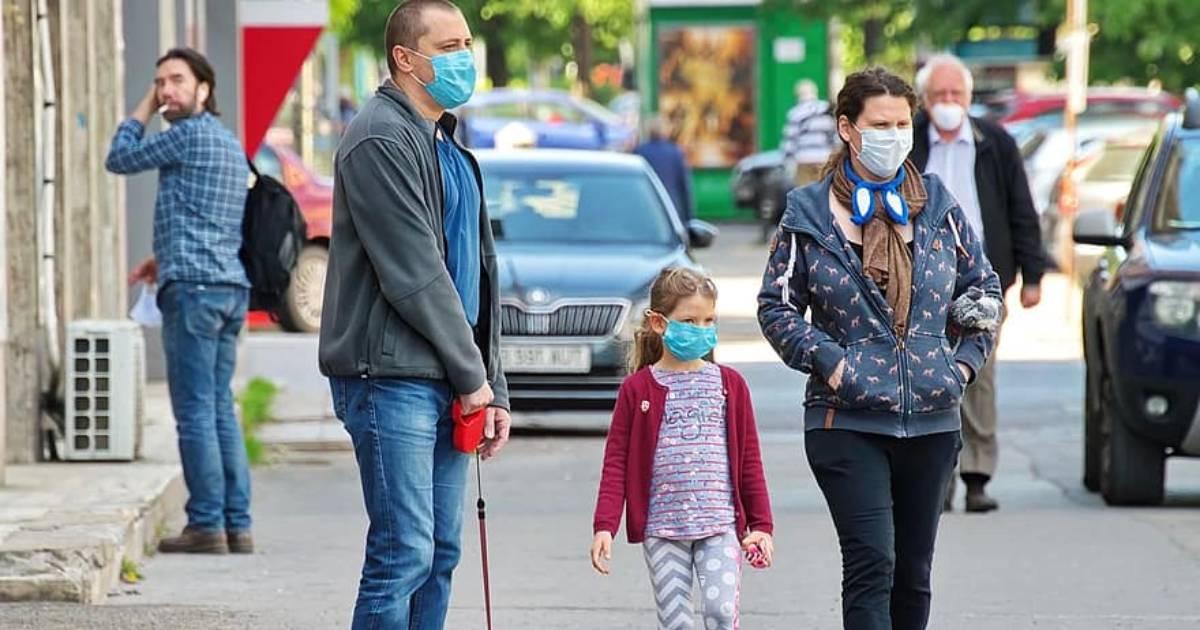 Les passants obligés de porter un masque contre le coronavirus dans les rues de Paris.