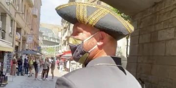 Le crieur de rue à Saint-Malo rappelle aux passants l'obligation de porter le masque contre le coronavirus.