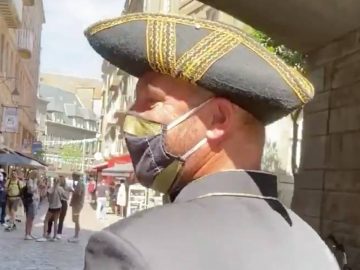 Le crieur de rue à Saint-Malo rappelle aux passants l'obligation de porter le masque contre le coronavirus.