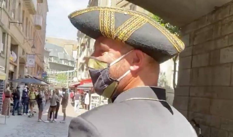 A Saint-Malo, un crieur de rue rappelle l’obligation de porter le masque en extérieur (vidéo)