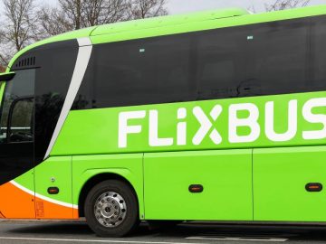 Un passager ivre s'accroche au porte-bagages d'un Flixbus, en Allemagne.