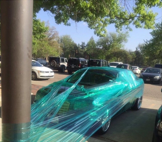 Une voiture mal stationnée entourée de film plastique pour se venger.