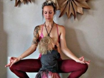 Carlee Benear allaite en faisant du yoga.