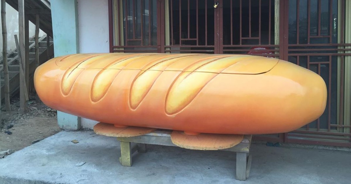 Un cercueil original en forme de baguette de pain.