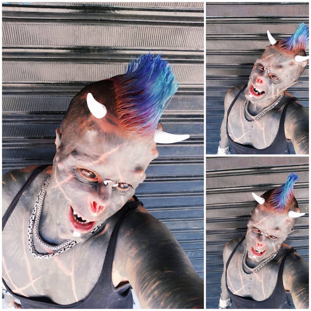 Human Satan se fait retirer le nez.