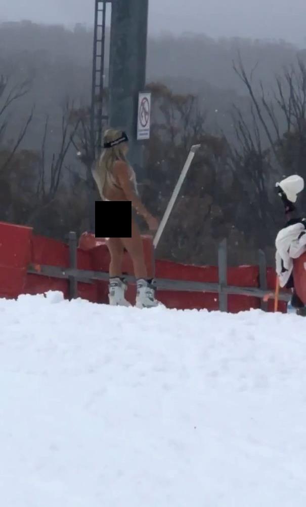 femme en bikini snowpark