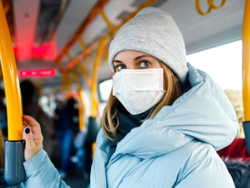 Une jeune femme avec un masque contre le coronavirus.