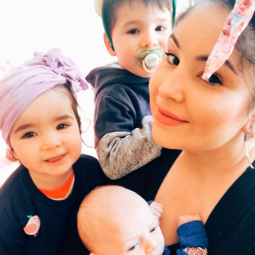 Laura Mazza avec ses enfants qui portent des couches.