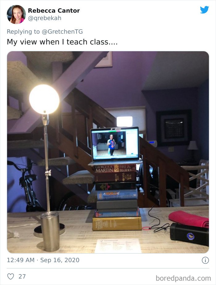 Un professeur chez lui donne des cours sur Zoom.