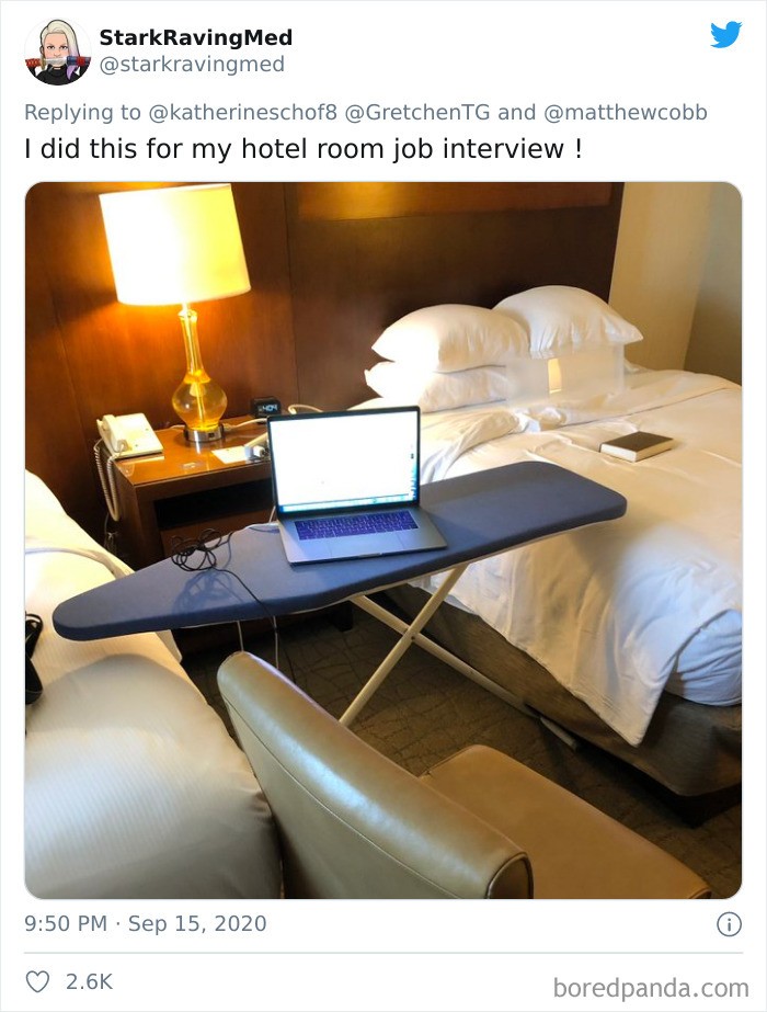 Un entretien sur Zoom depuis une chambre d'hôtel.