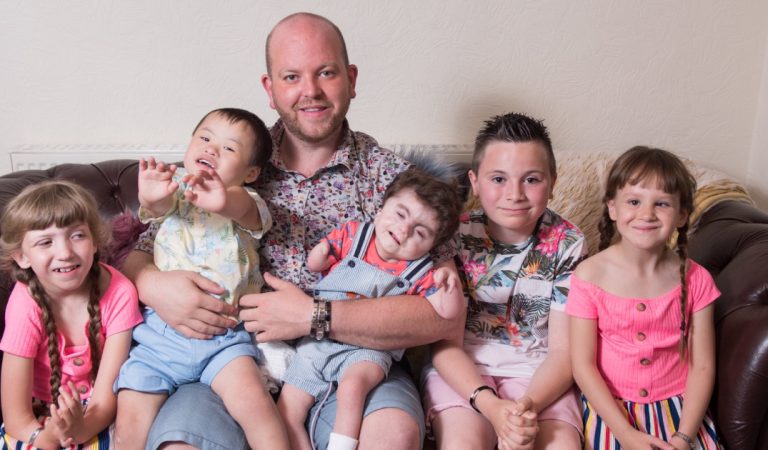Un homme célibataire a adopté 6 enfants handicapés qu’il élève seul