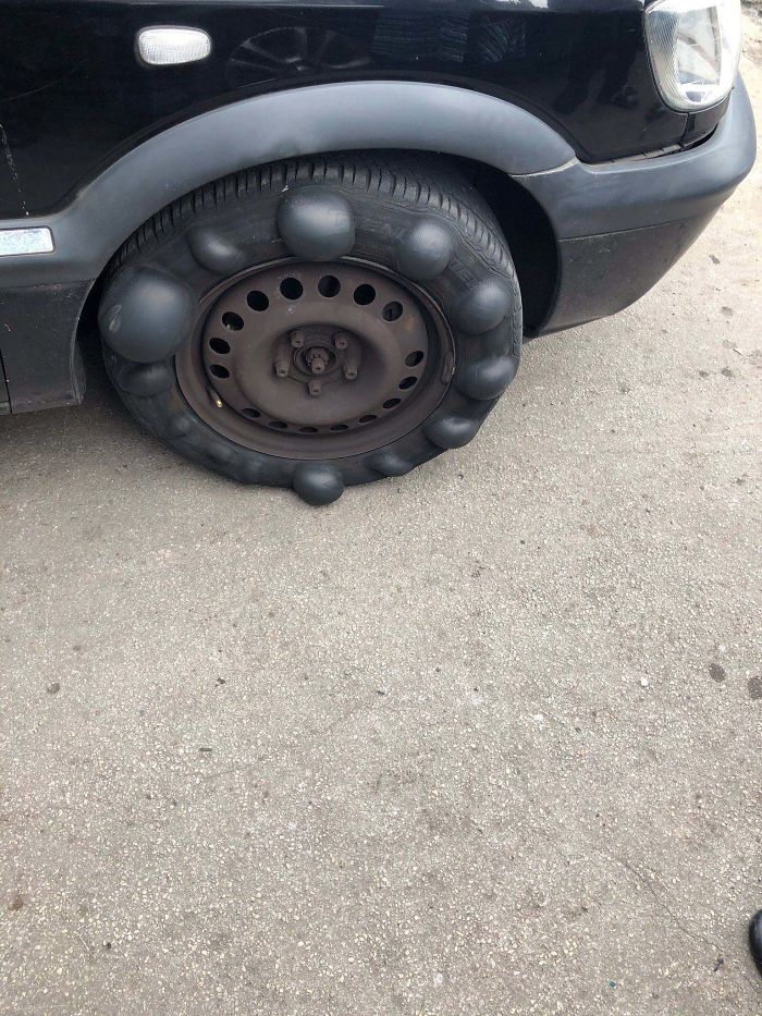 Un pneu de voiture prêt à éclater.