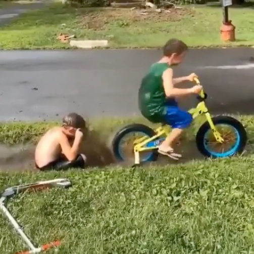 Deux enfants s'amusant dans la boue.