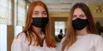 Deux lycéennes masquées.