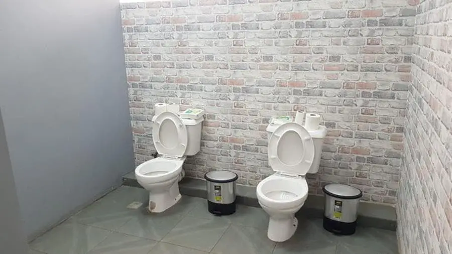 Deux WC dans une même pièce.