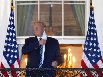 Donald Trump retire son masque sur le balcon de la Maison Blanche