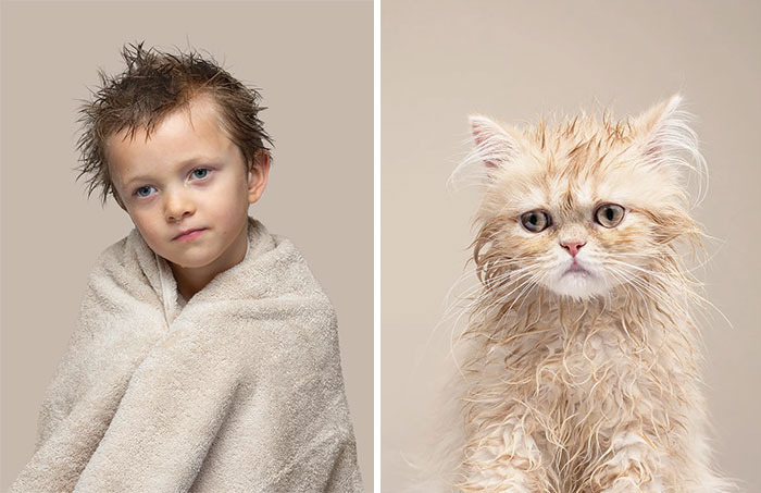 Une petit garçon qui sort du bain et son chat aux poils mouillés