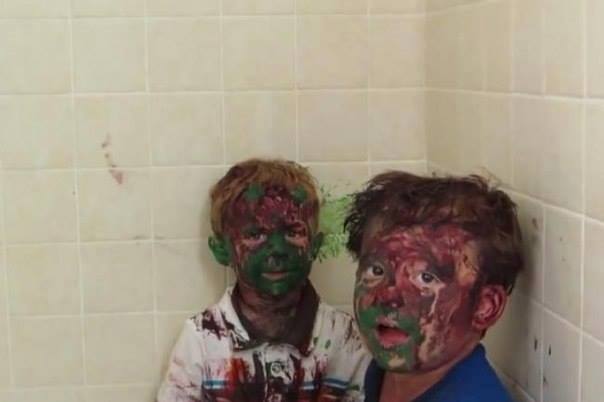 Enfants visages couverts de peinture