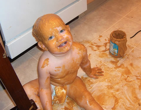 Enfant qui se roule dans la nourriture