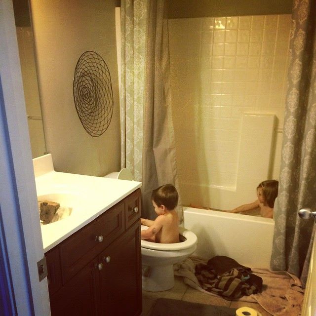 Enfant qui se baigne dans un bidet