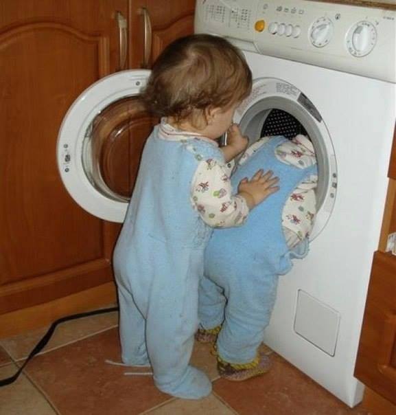 Un enfant dans un lave-linge