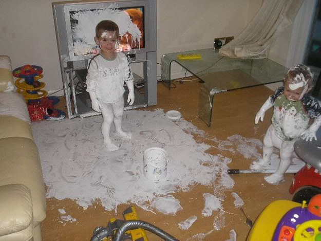 Un enfant se roule dans la peinture