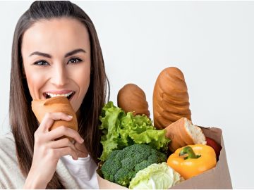 femme qui mange du pain