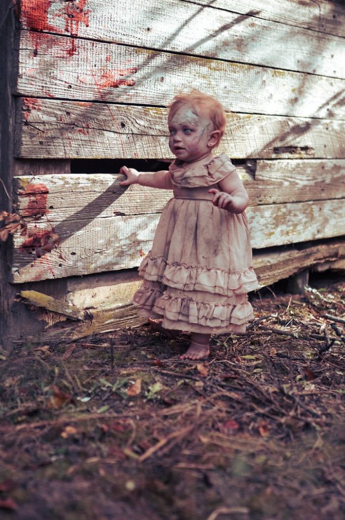 Petite fille déguisée en zombie