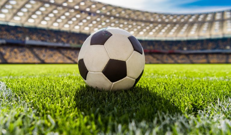 A 73 ans, il détient le record du plus vieux footballeur  dans le milieu professionnel