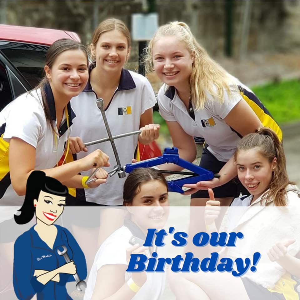 Des jeunes filles célèbrent l'anniversaire de leur école
