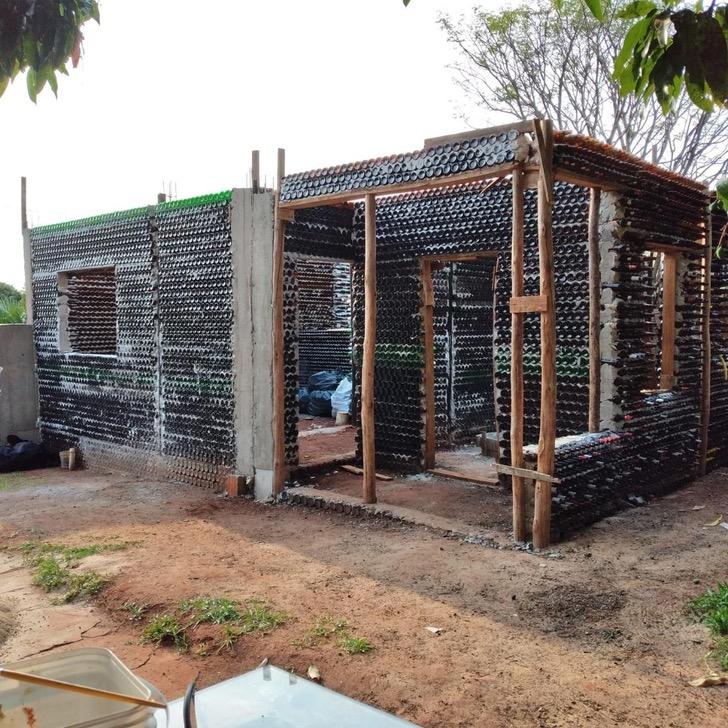 Une maison construite avec des bouteilles de verre