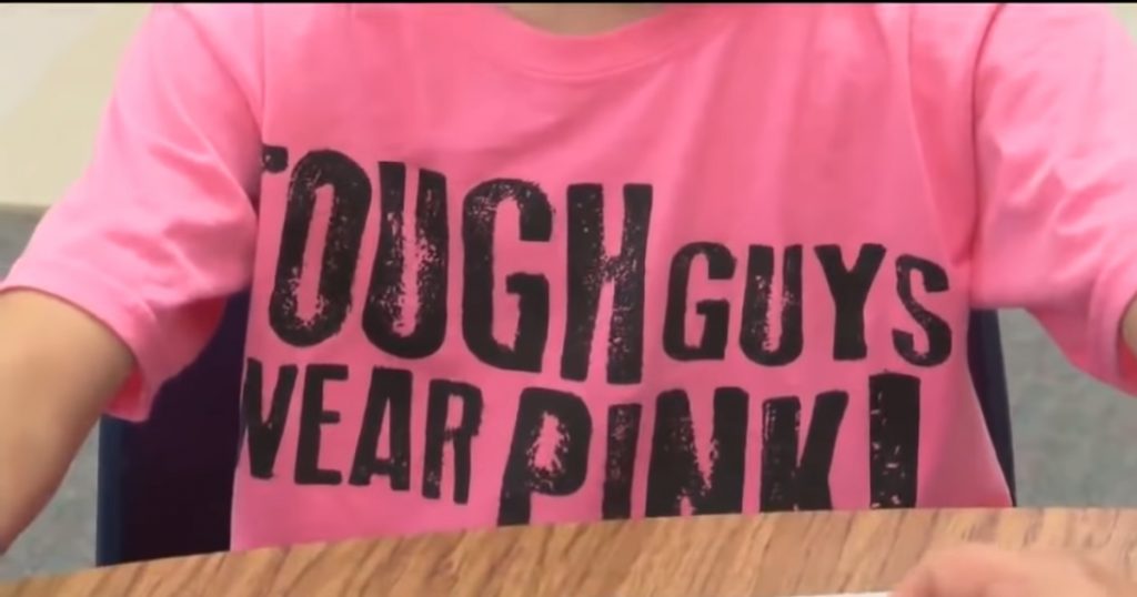 harcèlement scolaire garçon persécuté à cause d'un tshirt rose