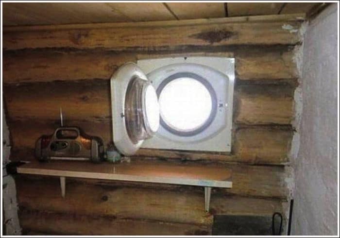Une fenêtre construite avec un hublot de machine à laver