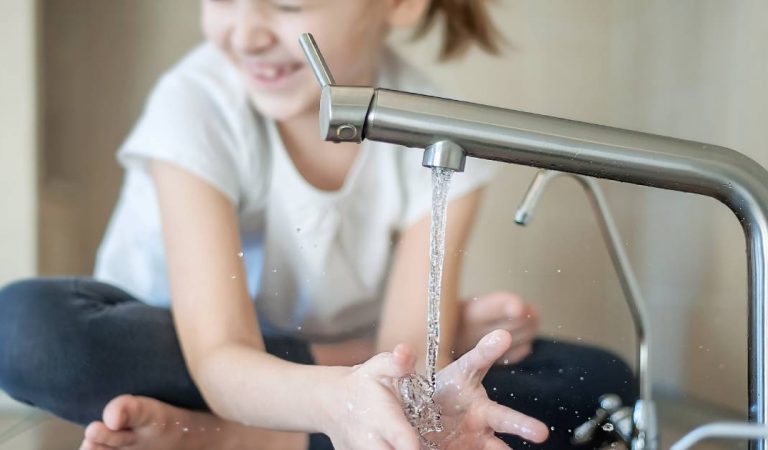Comment apprendre aux enfants à se laver les mains autrement ?