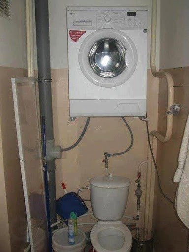 Une machine à laver accrochée au mur