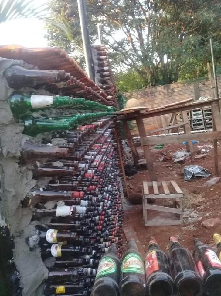 Un mur avec des bouteilles en verre