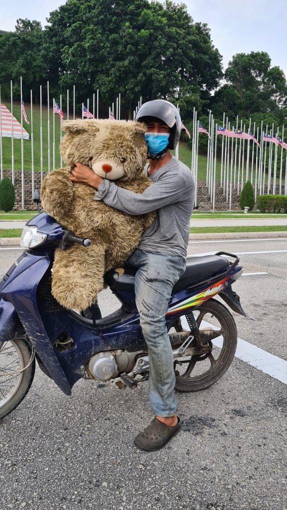 Peluche géante trouvé dans poubelle fait bonheur d'un père pauvre