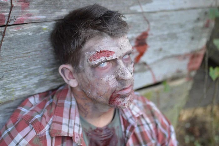 Un homme déguisé en zombie