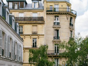 Immeubles parisiens de luxe avec vue sur rue