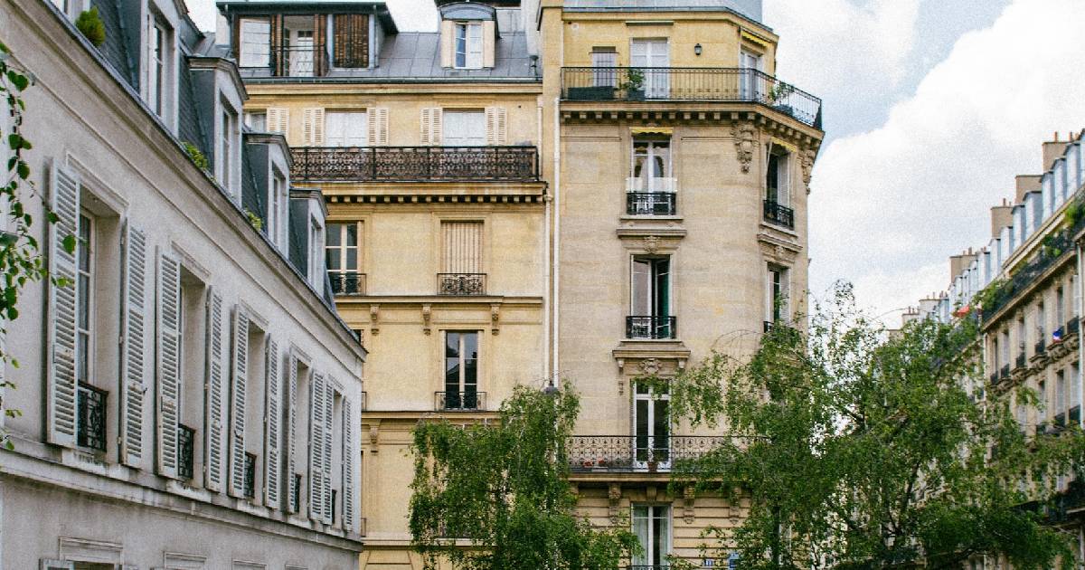 Immeubles parisiens de luxe avec vue sur rue