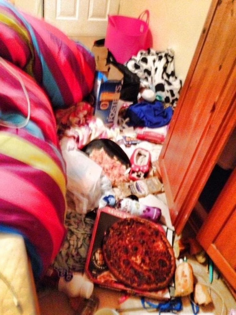 photo chambre malpropre désordre complet