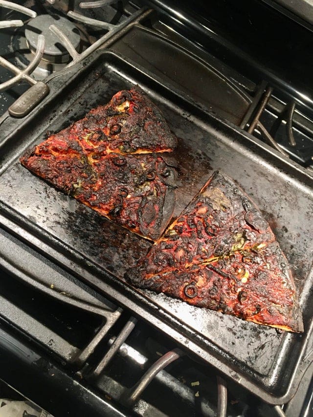 Des parts de pizza complètement brûlées dans le four