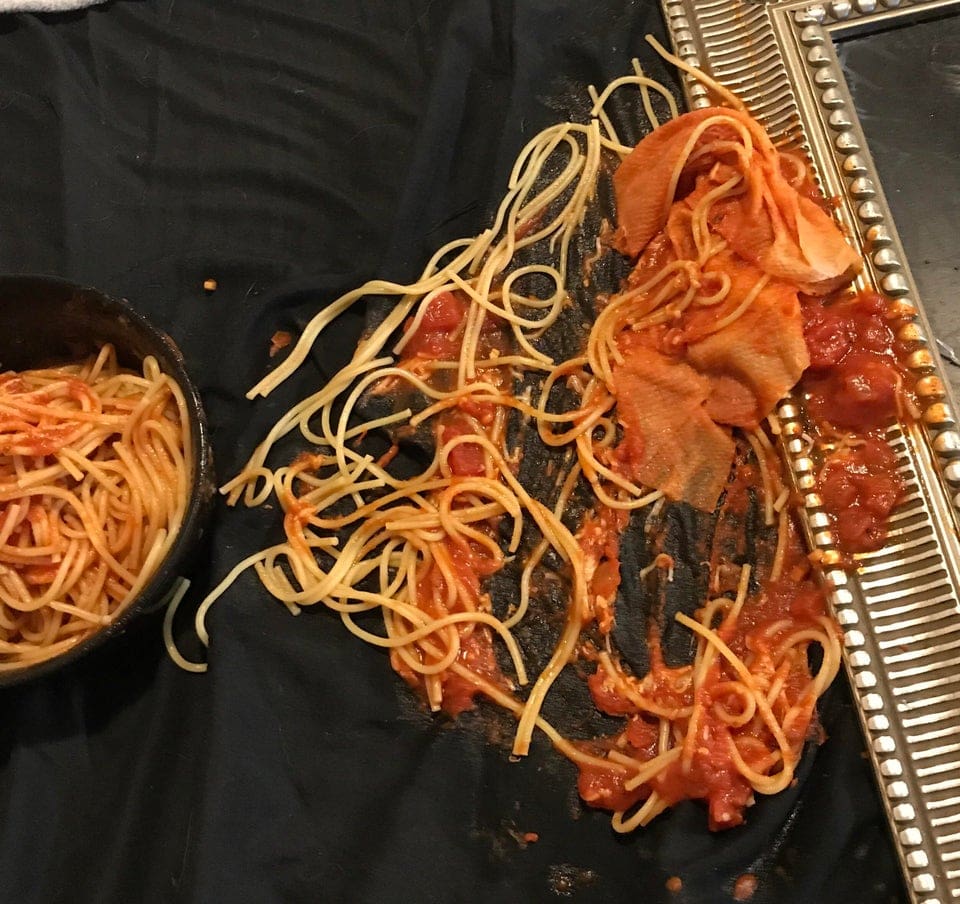 Un plat de spaghetti se retrouve renversé sur le lit